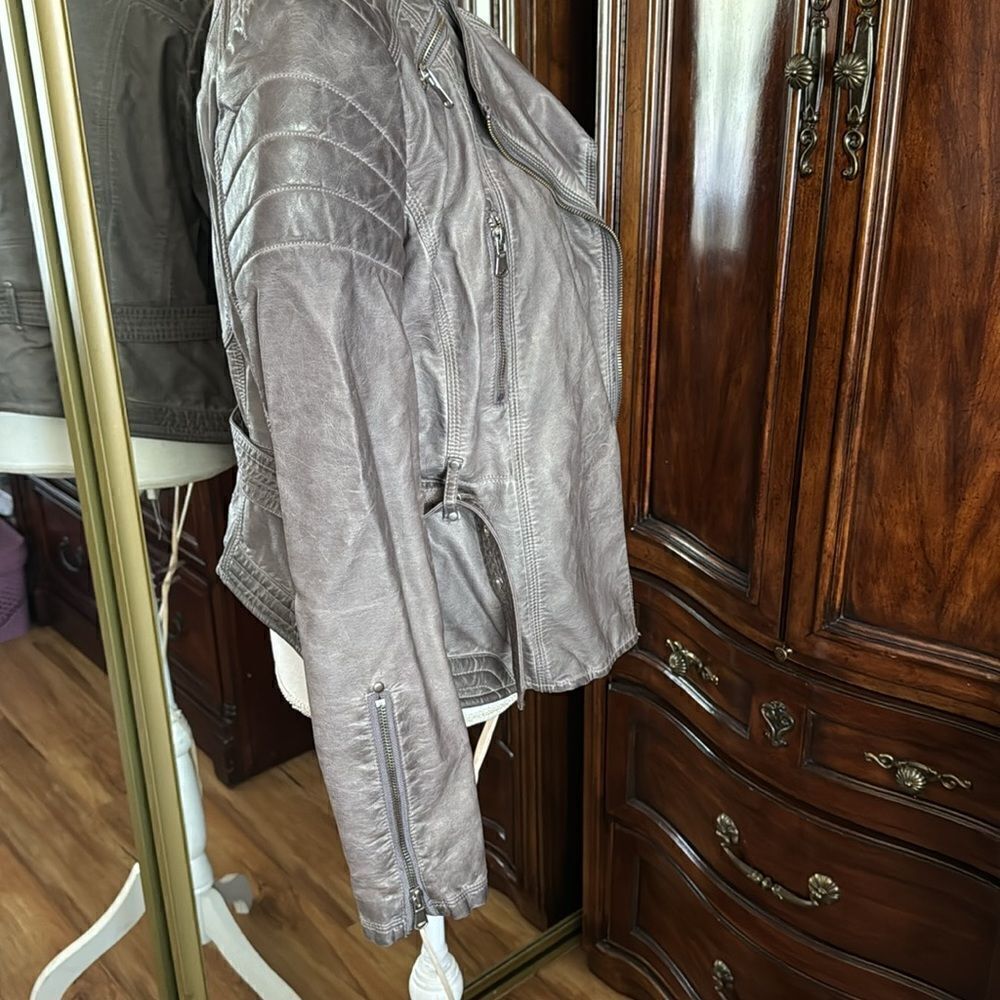 Guess Leather Jacket. - Picture 3 of 11